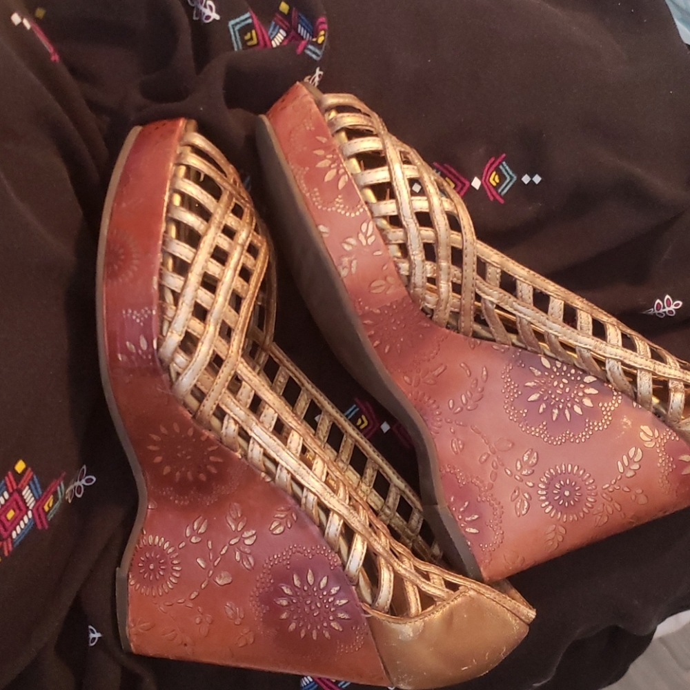 BCBG wedges